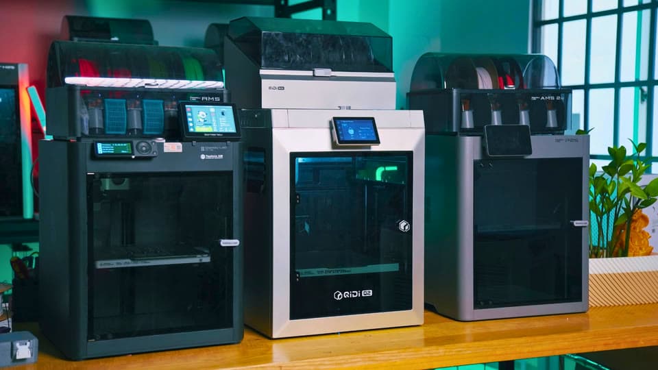 Bambu Lab and QIDI 3D printers lined up in the Technix AM review studio