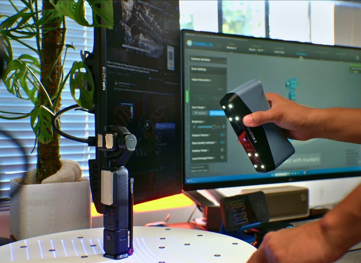 Scanning a device on a turntable with a handheld 3D scanner