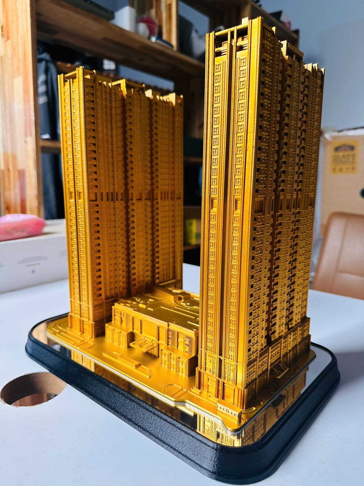 Cúp tòa tháp mạ vàng
