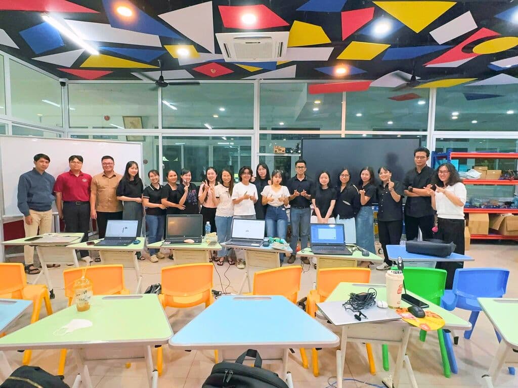 Participants and the Technix AM team at a workshop